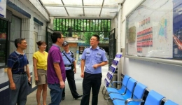 2017年8月1日贾卫国院长一行慰问黄瓦街派出所