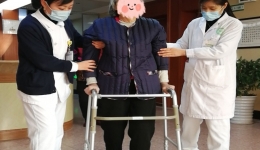 【医院首例】“跨科界”换髋奶奶病情一波三折，老年友善医院精心救治