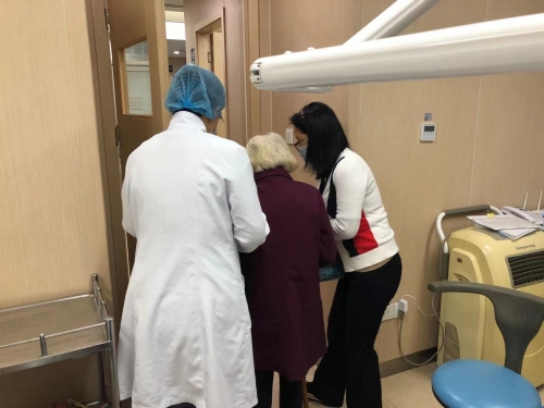 百岁老人想拔牙？安排！四川省老年病医院医生为105岁老人完成心电监护拔牙